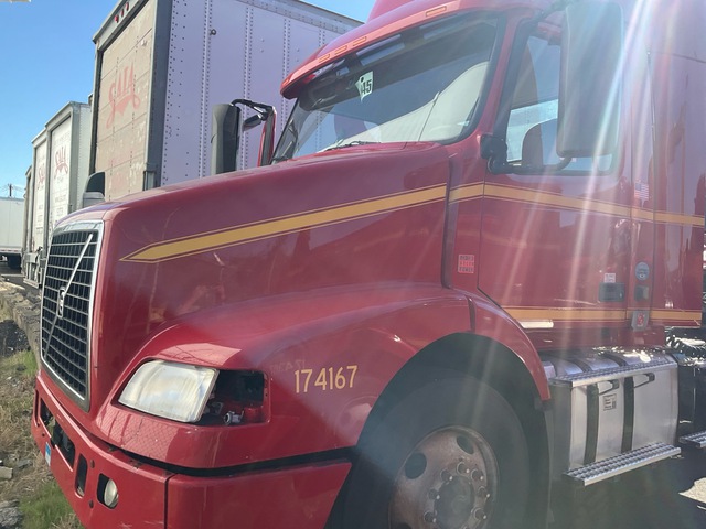 2017 Volvo VNM42T 4x2 S/A Day Cab Truck Tractor (Inoperable) 2017 Volvo VNM42T 4x2 S/A Day Cab Truck Tractor (Inoperable)