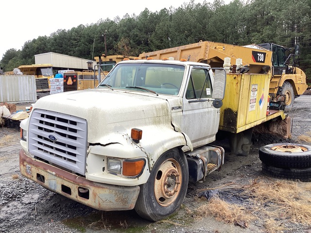 1998 Ford F-700 4x2 Fuel and Lube Truck (Inoperable) 1998 Ford F-700 4x2 Fuel and Lube Truck (Inoperable)