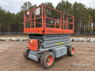 Skyjack SJ7135 4x4 Dual Fuel Elevador de tijera