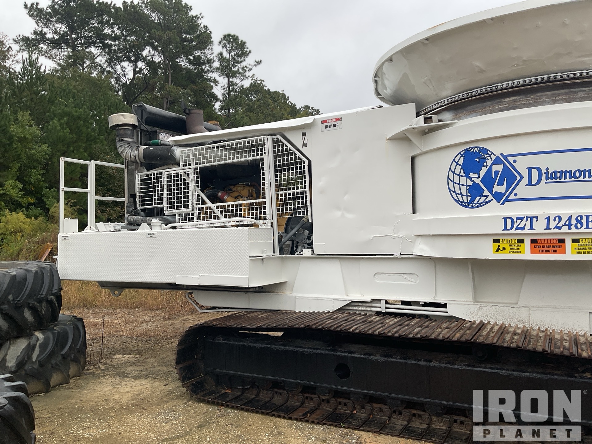 Diamond Z DZ1248BT 55 ton/hr Tracked Tub Grinder in Charleston