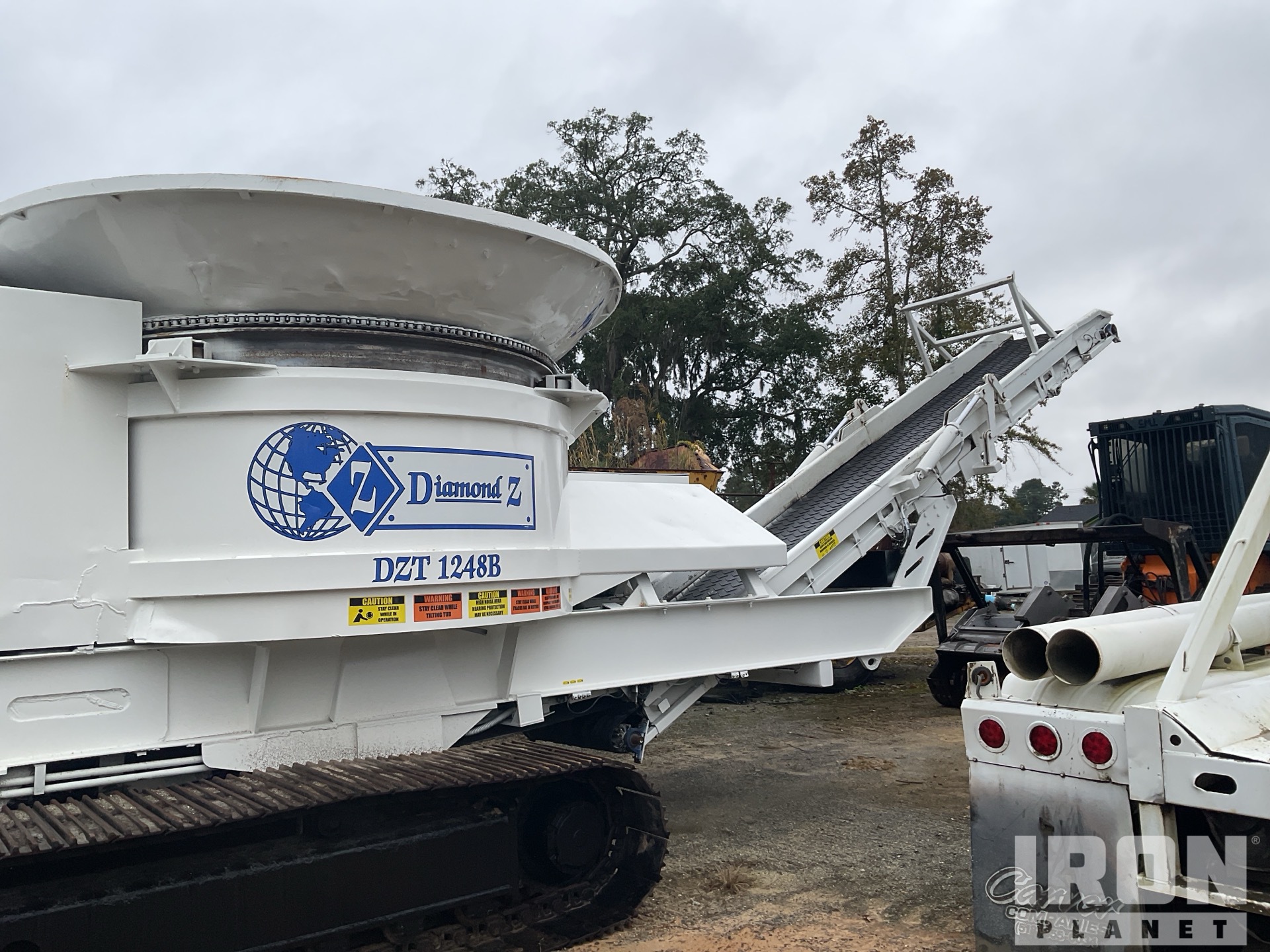Diamond Z DZ1248BT 55 ton/hr Tracked Tub Grinder in Charleston