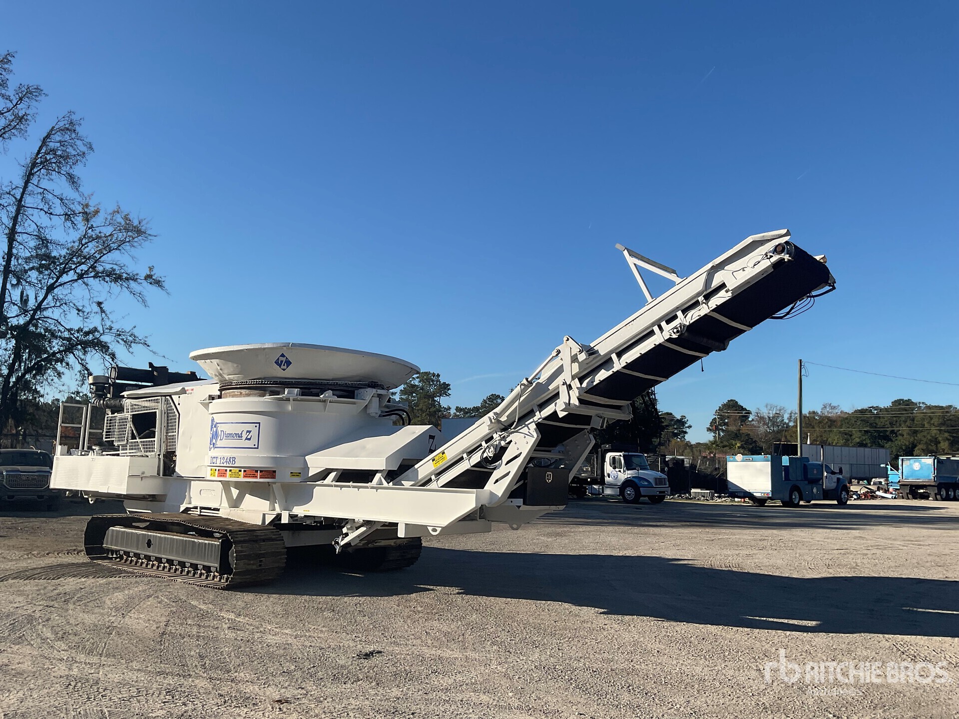 Diamond Z DZ1248BT 55 ton/hr Tracked Tub Grinder in Charleston