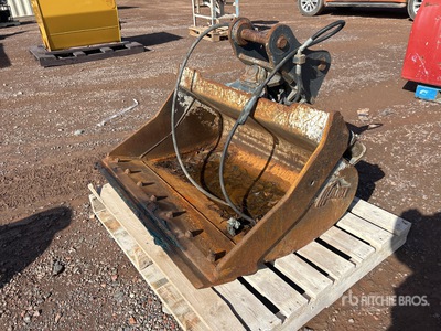 42 in Q/C Hydraulic Tilting Excavator Bucket - Fits 8 ton