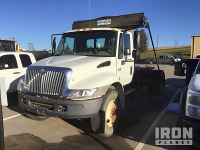2007 International 4200 4x2 شاحنة لرفع ووضع الحاويات