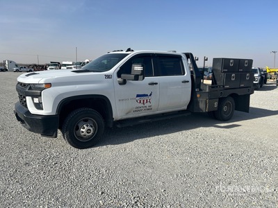 2023 Chevrolet Silverado 3500HD 4x4 Crew Cab Flatbed Truck