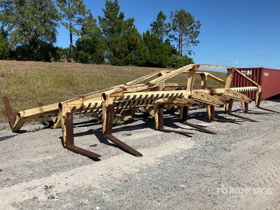 Quantity of (4) 48 in 30 Ft Rebar ملحق الشوك