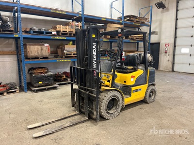 Hyundai 30L-7A 5220 lb Pneumatic Tire Forklift