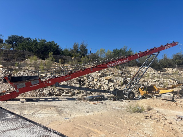2016 Ezystak W6032 32 in x 60 ft Portable Conveyor (Inoperable)