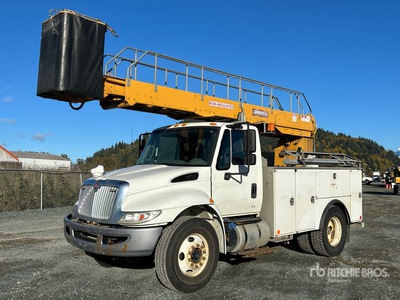 2001 Commercial EH37 37 ft on 2017 International 4300 4x2 Camion de cubo