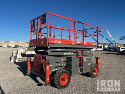 2015 (unverified) Skyjack SJ8841RT Dual Fuel 4x4 Piattaforma aerea verticale