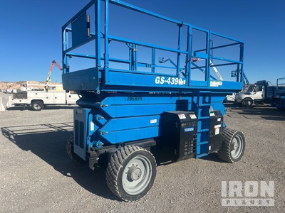 2015 Genie GS-4390 Dual Fuel 4x4 Scissor Lift