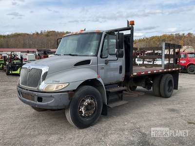 2002 International 4400 4x2 Flatbed Truck