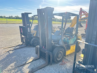 1999 Komatsu FG25T 3730 lb Pneumatic Tire Gabelstapler (Inoperable)