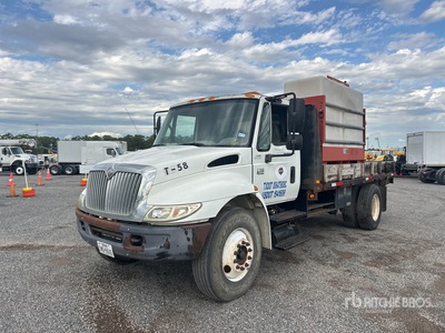 2005 International 4300 4x2 Mud Mixing Truck