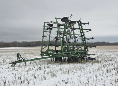 John Deere 680 40 ft Cultivator