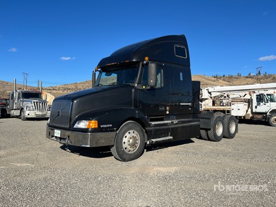 2000 Volvo VN 6x4 T/A Sleeper Truck Tractor
