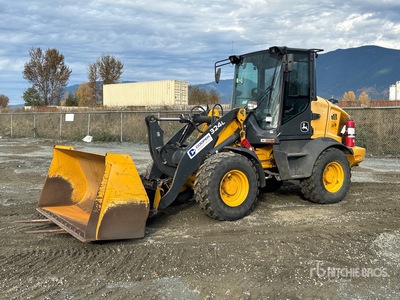2019 John Deere 324L Pala gommata