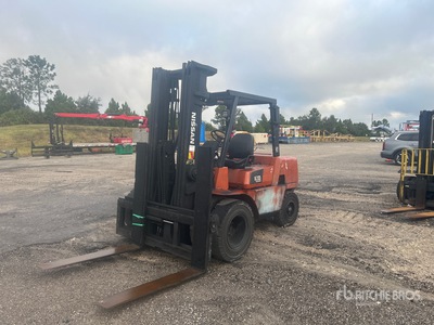 Nissan F04D45V 9800 lb Pneumatic Tire Carretilla Elevadora