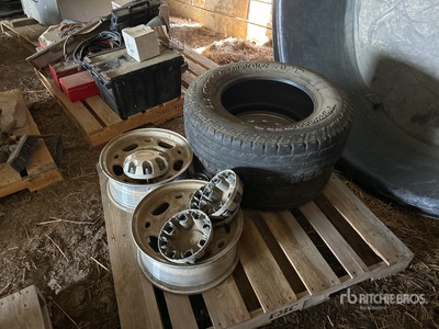 Quantity of (2) LT245/75R17 Banden