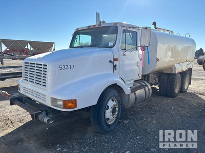 1995 International 8200 6x4 Camion cisterna de agua (Inoperable)