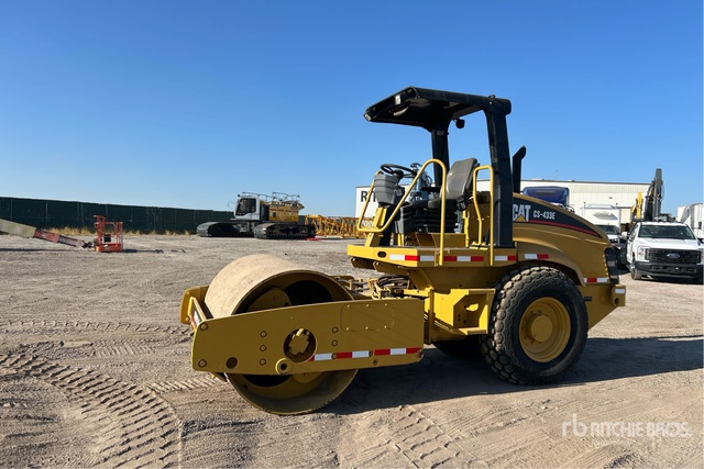2010 Cat CS433E Smooth Drum Compactor | Ritchie Bros. Auctioneers