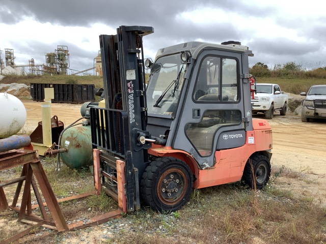 2003 Toyota 7FGU30 6000 lb Pneumatic Tire Forklift