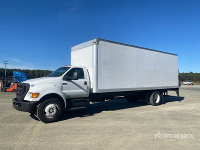 2013 Ford F-750 4x2 شاحنة فان