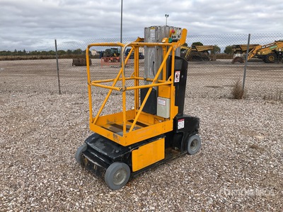 2012 JLG Toucan Junior 8B Ascenseur à mât vertical (Inoperable)