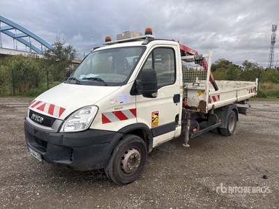 Fassi F22A.21 950 kg on 2011 Iveco 65C17 4x2 Camion Benne Avec Grue Dump Truck with Crane