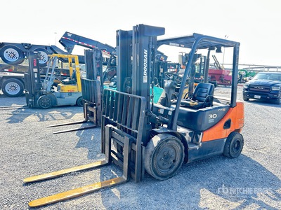 2013 Doosan D30S-5 5450 lb Pneumatic Tire Montacargas