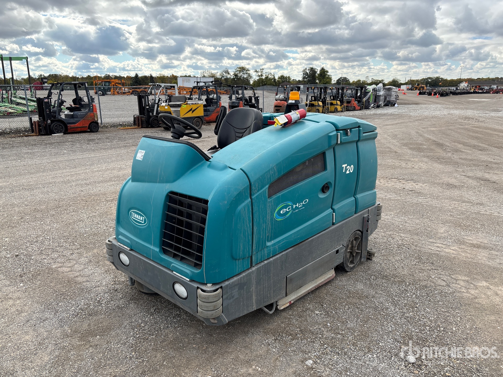 2011 Tennant T20 Ride-On を見 Sweeper