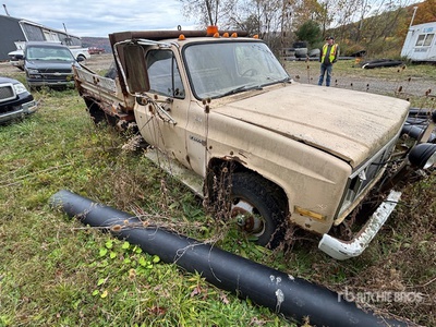 1988 GMC 4x4 Dump Truck (Inoperable)