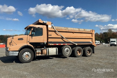 2013 Volvo VHD84F 8x4 Tri/A Camión dumper