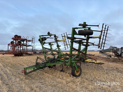 John Deere 100 محراث