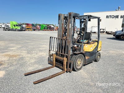 Doosan D25S-3 4450 lb Pneumatic Tire Forklift