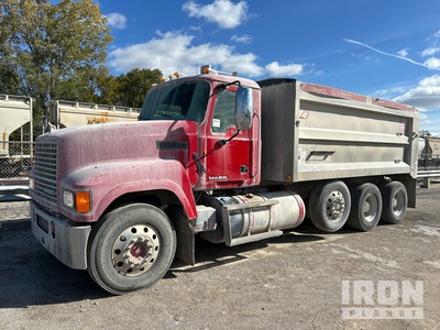 2013 Mack CHU613 Pinnacle 8x4 شاحنة قلابة /ثلاثة محاور