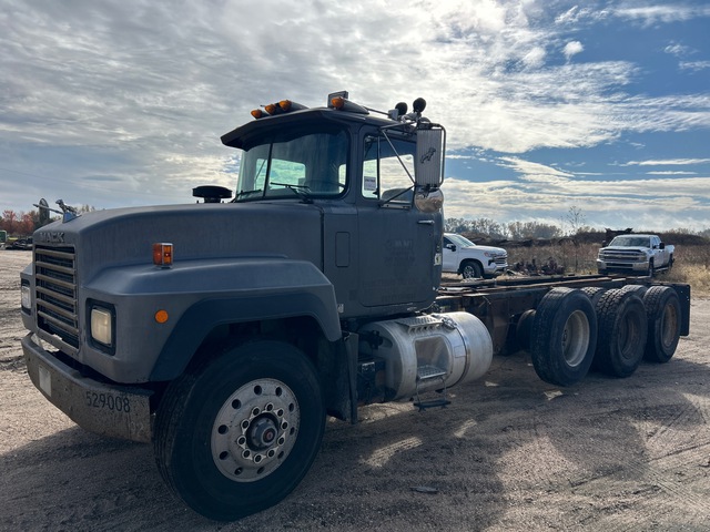 1993 Mack RD688S 8x4 Cab and Chassis 1993 Mack RD688S 8x4 Cab and Chassis