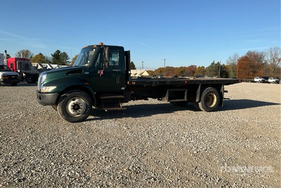 2013 International 4300 4x2 Camion à plateau basculant