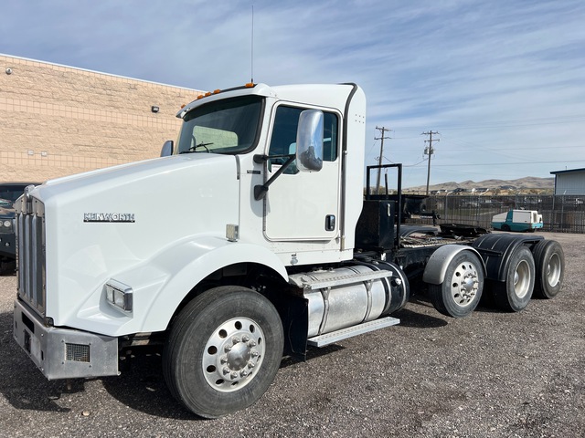 2011 Kenworth T800 Tri/A Day Cab Truck Tractor