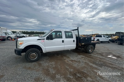 2015 Ford F-350 XL 4x4 Crew Cab Ciężarówka z płaską platformą