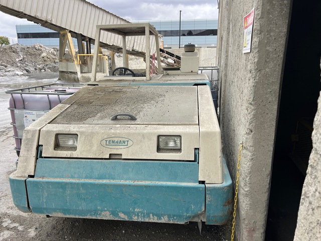 Tennant 800 Ride-On Floor Sweeper (Inoperable)