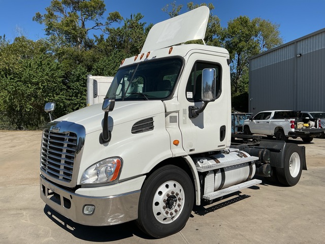 2012 Freightliner CA113 4x2 S/A Day Cab Truck Tractor 2012 Freightliner CA113 4x2 S/A Day Cab Truck Tractor