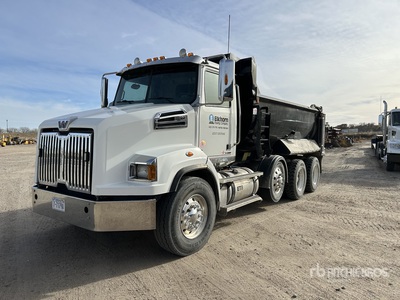 2018 Western Star 4900FA شاحنة قلابة /ثلاثة محاور