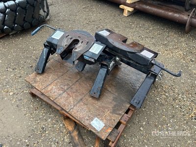 Quantity of (2) Reese 25K Fifth Wheel Hitch Divers - Pièces détachées pour camions