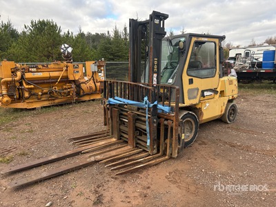 Cat DP50K 8800 lb Pneumatic Tire Carretilla Elevadora