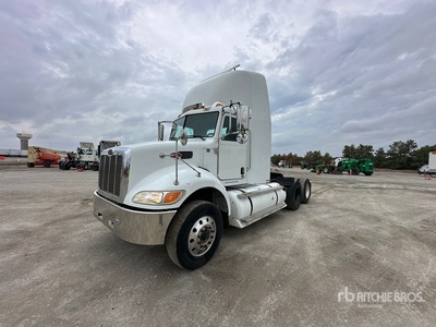 2014 Peterbilt 382 CNG 6x4 Ciągnik siodłowy T/A z kabiną dzienną