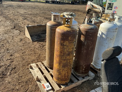 Quantity of (4) 100lb Propane Tanks Varios, tienda, almacen, consumidor