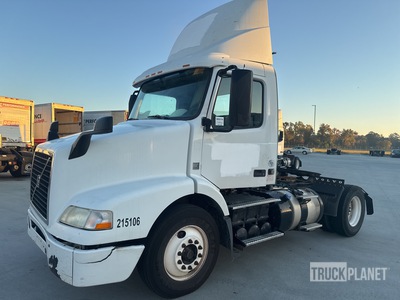 2015 Volvo VNM42T 4x2 Cabeza Tractora Cabina Corta