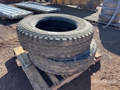 Quantity of (2) 11R24.5 إطارات المعدات