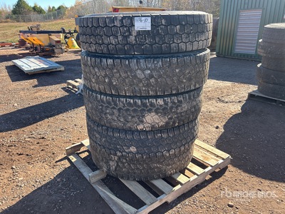 Quantity of (5) 11R24.5 إطارات المعدات